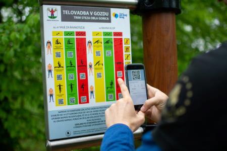 Tabla z opisi vaj in QR kodo